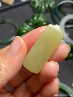 黄玉无事牌吊坠