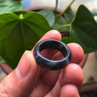 男子佩戴和田玉青花戒指后气质大变