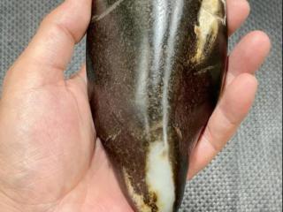 和田玉黑皮籽料原石