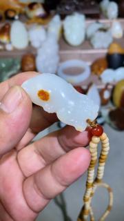 新疆和田玉招财貔貅,细白润,俏色雕刻,吊坠挂件!