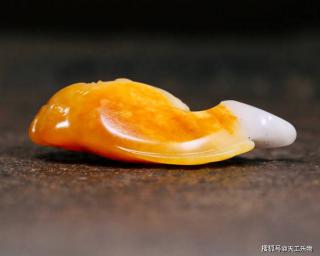 普通的玉与最美的沁!和田玉黄沁籽料"年年有余"!