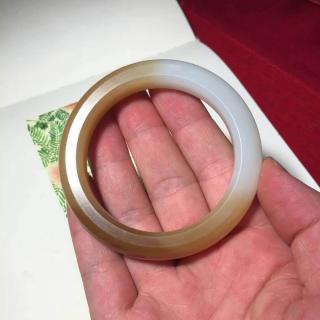 和田玉手镯戴久了真的会更润吗?