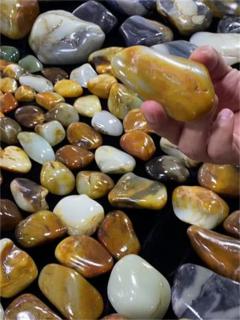 玉兴寻玉行:和田玉原石 "开窗面" 的观察有技巧,开窗面是展示内部玉质