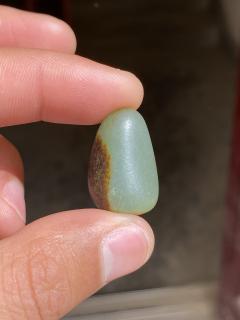 新疆和田玉,6.5g,长19.5毫米,宽16.5毫米,厚9毫米,聚黑皮青玉原籽,皮