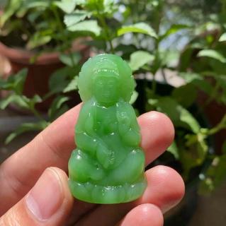 男子佩戴和田玉吊坠后气质大变,真相竟是这块果绿碧玉